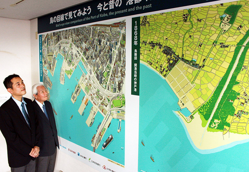 神戸市役所1号館24階展望台に完成した鳥瞰図を見る鳥瞰絵図師の青山大介さん(左)と神戸大名誉教授の神木哲男さん=栗田亨撮影