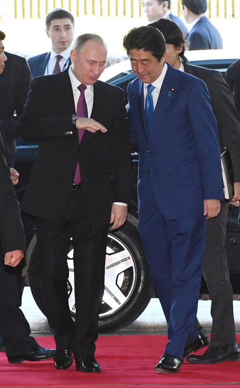日露首脳会談のため首相官邸に到着し安倍晋三首相の出迎えを受けるロシアのプーチン大統領(左)=2016年12月16日午後1時48分、川田雅浩撮影