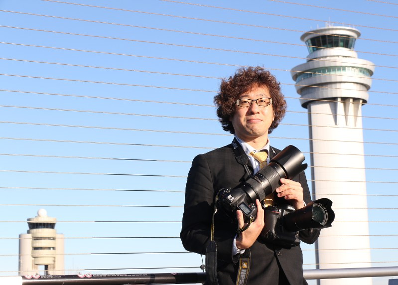 Aviation Wireの吉川忠行編集長=東京都大田区の羽田空港で2016年12月11日午前8時15分、米田堅持撮影