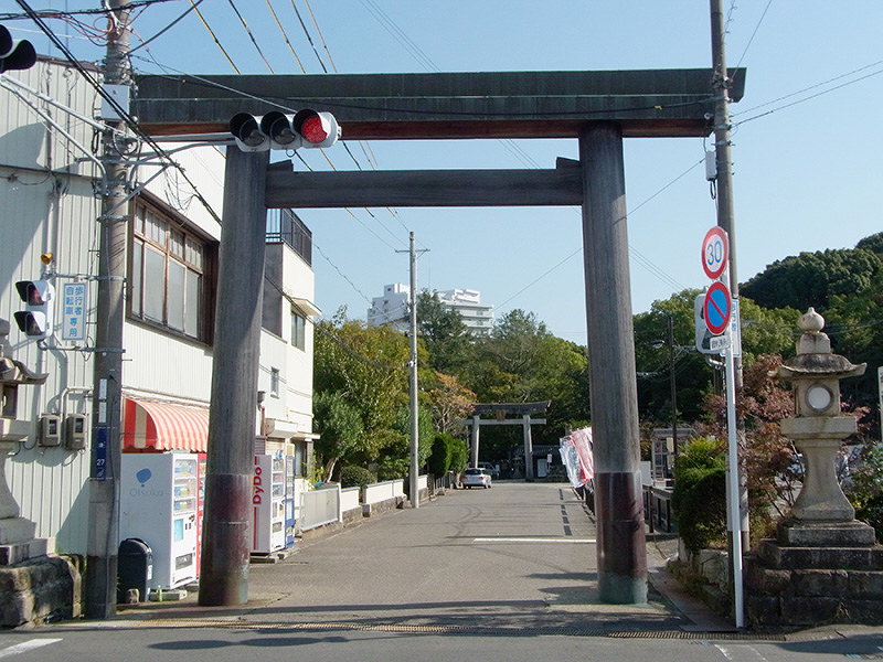 闘鶏神社の「一の鳥居」。伊勢神宮60回目(前々回)の式年遷宮の際に譲り受けた=和歌山県田辺市で、八重樫裕一撮影