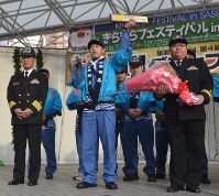 １位を獲得し、記念の盾を掲げるくらまの榎本海曹長（中央）