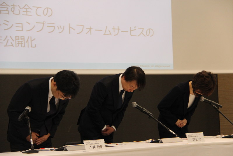 一連のキュレーションサイト問題を受け記者会見で謝罪するDeNAの守安功社長(中央)、創業者の南場智子会長(右)ら=東京都渋谷区で2016年12月7日、岡礼子撮影