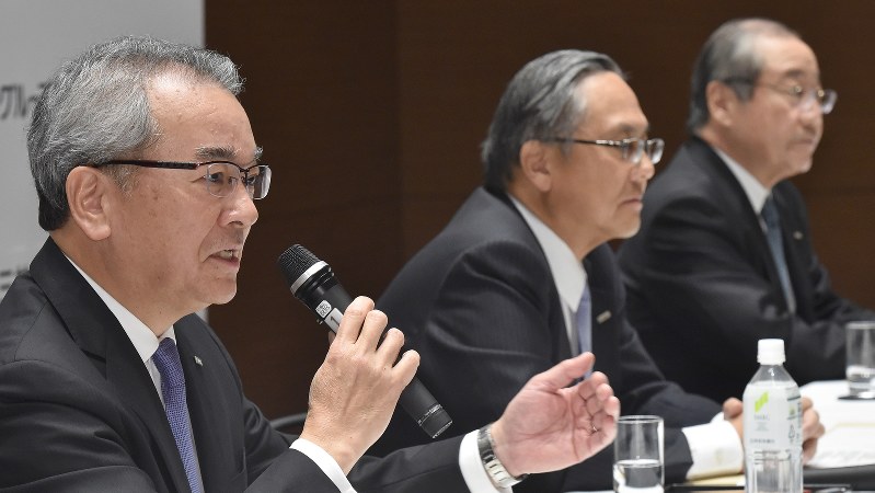 三井住友銀行の次期頭取に決まった高島誠氏(左)。中央は国部毅・現頭取、右は三井住友フィナンシャルグループの宮田孝一社長=2016年12月16日、北山夏帆撮影