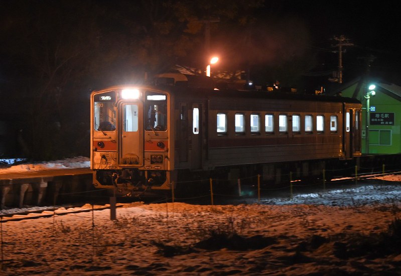 夜の増毛駅を出発する留萌線の車両。12月4日の運行を最後に廃止された=北海道増毛町で11月、手塚耕一郎撮影
