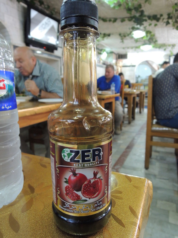 イラク北部ドホークで、レストランの卓上に置かれたザクロソース。イラクやシリアでは、サラダにかけて食べる定番の調味料だ=2014年8月13日、秋山信一撮影