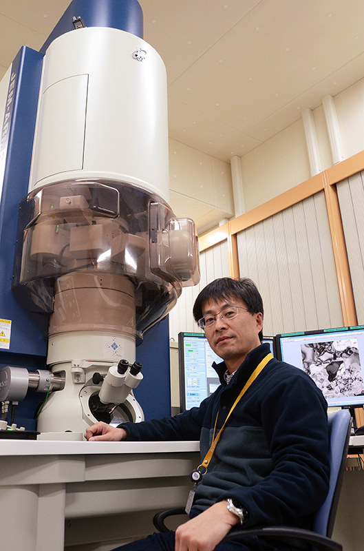 研究に欠かせない高倍率の電子顕微鏡を説明する、海洋研究開発機構高知コア研究所主任研究員の富岡尚敬さん=高知県南国市物部乙の同研究所で、柴山雄太撮影