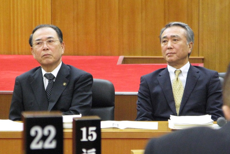 市議会本会議に臨む斉藤守史市長(左)と田中秀哲副市長=飯塚市新立岩の飯塚市役所で2016年12月22日、平山千里撮影