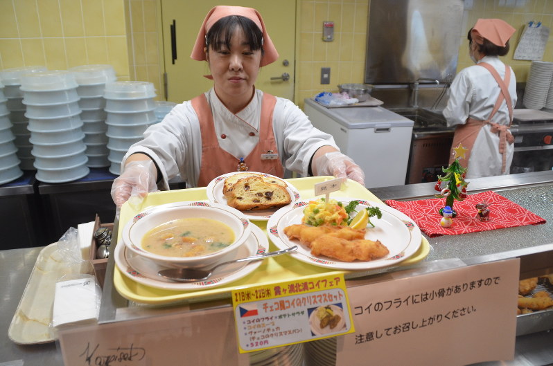 霞ケ浦産のコイで再現したチェコのクリスマス料理=水戸市の茨城県庁で2016年12月21日午前11時51分、松本尚也撮影