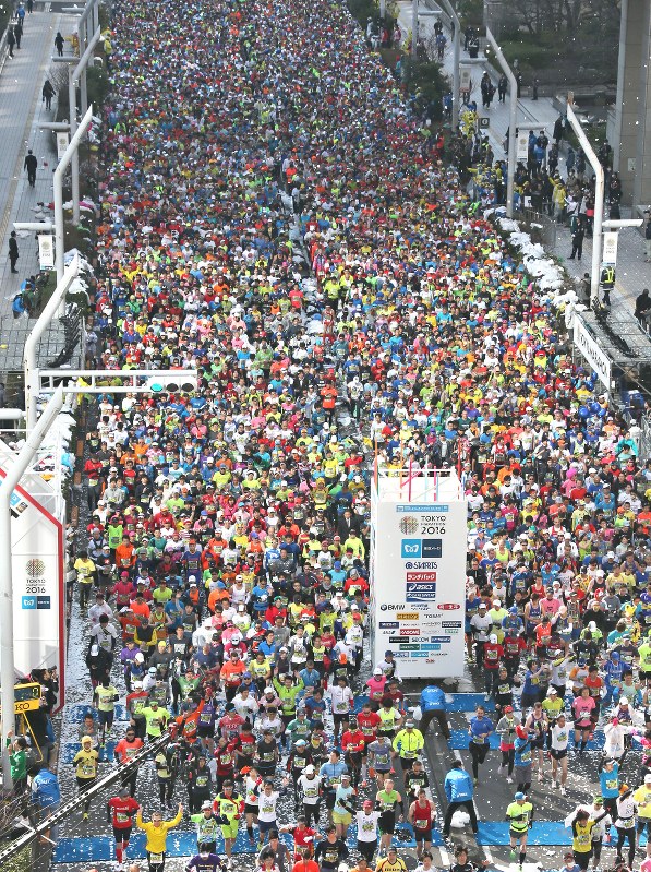 2016年の東京マラソンで、都庁前を一斉にスタートするランナーたち=代表撮影