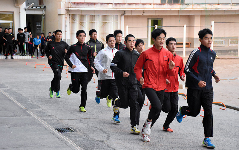 走り込む鳥取城北の男子選手ら=鳥取市の同校で、園部仁史撮影