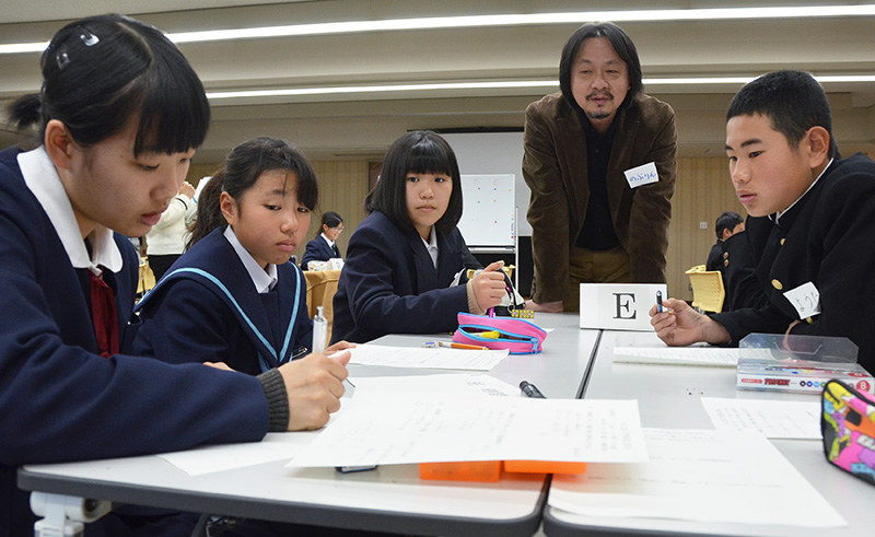 スマホの使い方を考える生徒たち=奈良県生駒市で、芝村侑美撮影