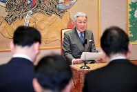 ８３歳の誕生日にあわせて記者会見をされる天皇陛下＝皇居・宮殿で（代表撮影）