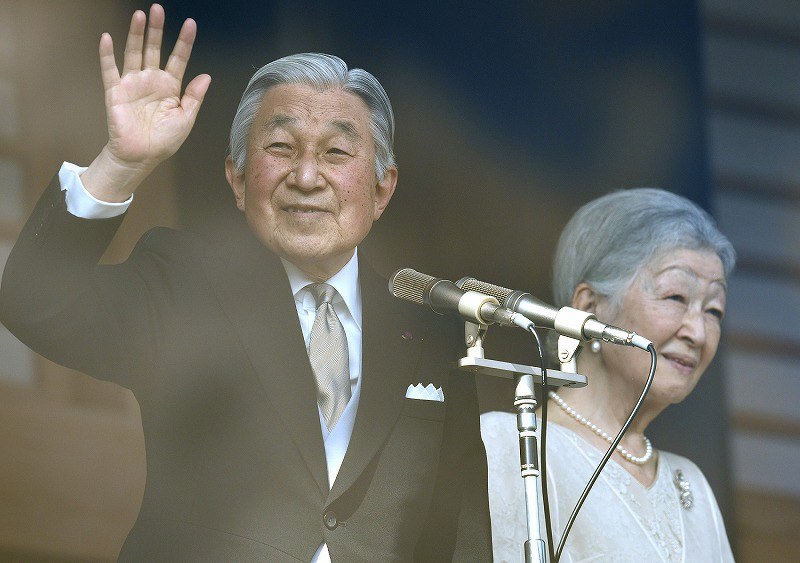 天皇陛下83歳：皇居 誕生日祝う一般参賀 [写真特集9/9] | 毎日新聞