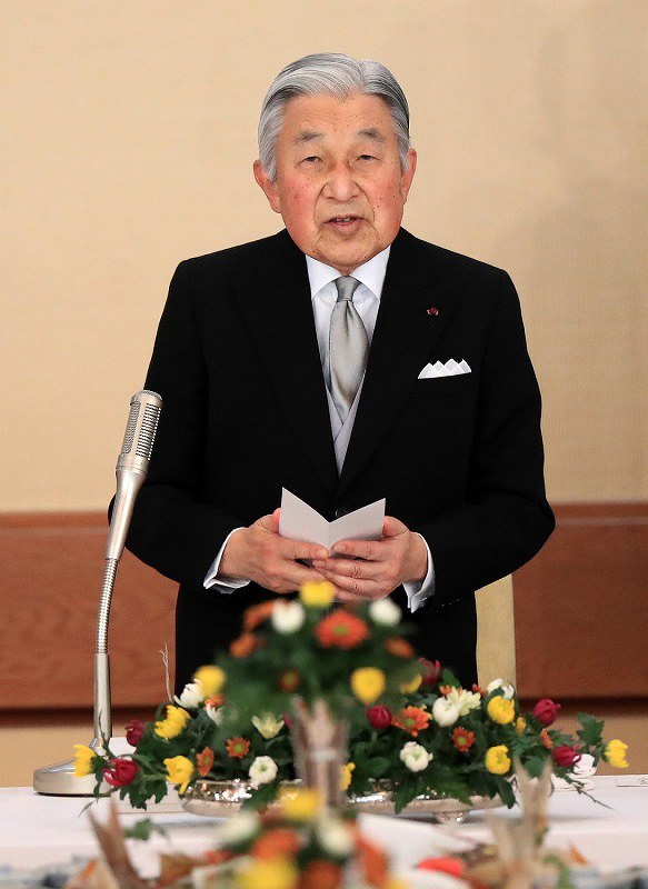 天皇陛下83歳：皇居 誕生日祝う一般参賀 [写真特集9/9] | 毎日新聞