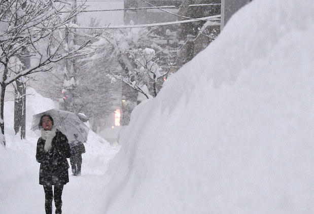大雪:連日「うんざり」 札幌50年ぶり96センチ 12月 - 毎日新聞