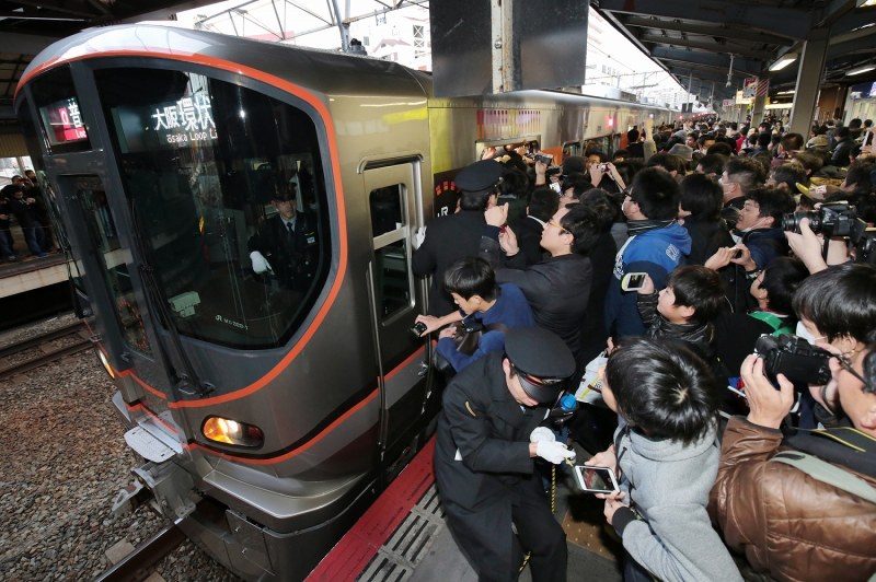 大阪環状線：新型車両「323系」デビュー [写真特集5/5