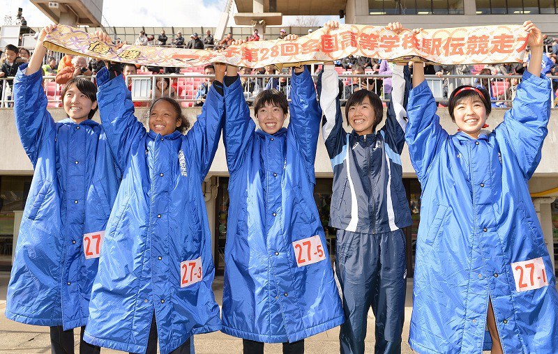 高校駅伝 男子は倉敷初V 女子は2年ぶり大阪薫英女学院 [写真特集40