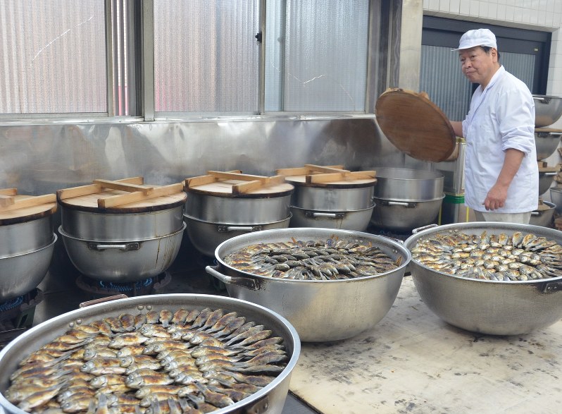 最盛期を迎えたフナの甘露煮。店内外に甘く香ばしい香りが漂う