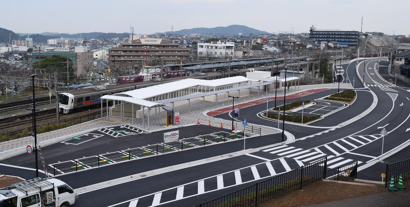 自由通路などの供用を開始したJR海老津駅南側道路の整備事業