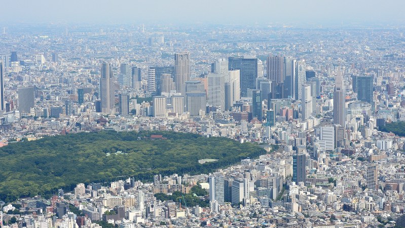 東京・新宿周辺の高層ビル郡とマンション