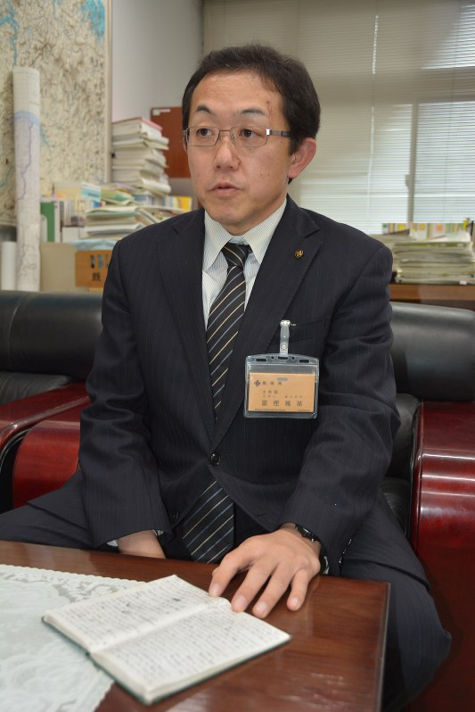 遭難中の思いを記した手記を前に事故を振り返る冨樫篤英さん=県庁で2016年12月26日午後2時0分、藤田愛夏撮影