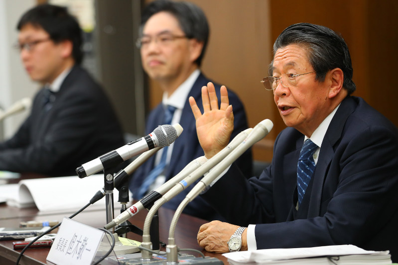 三浦弘行九段に関する調査結果をまとめ、記者会見する日本将棋連盟第三者調査委員会の但木敬一委員長(右)=東京都千代田区で2016年12月26日午後3時45分、小川昌宏撮影