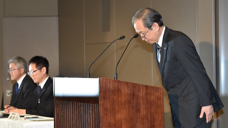 米国での原発事業で数千億円規模の損失が出る可能性があるとして、記者会見に臨む東芝の綱川智社長(右)=2016年12月27日、北山夏帆撮影
