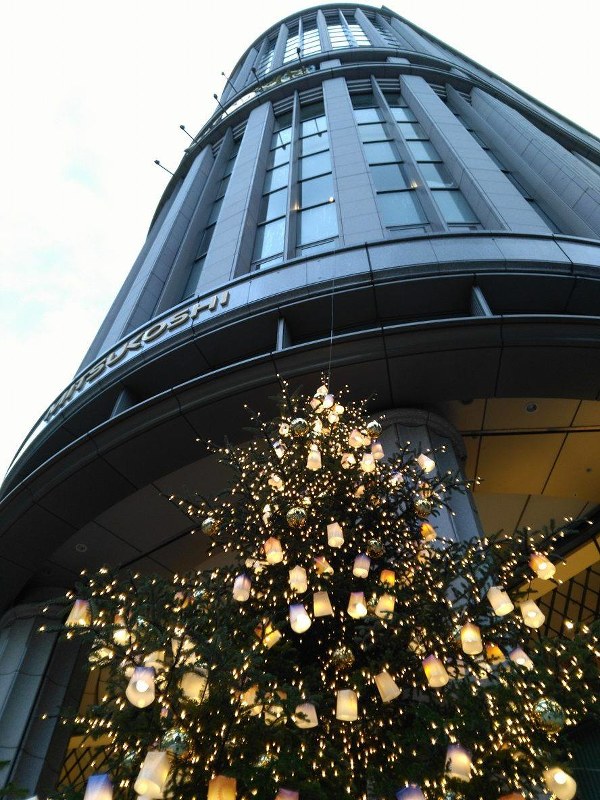 銀座三越のクリスマスツリー=12月23日、中村智彦撮影