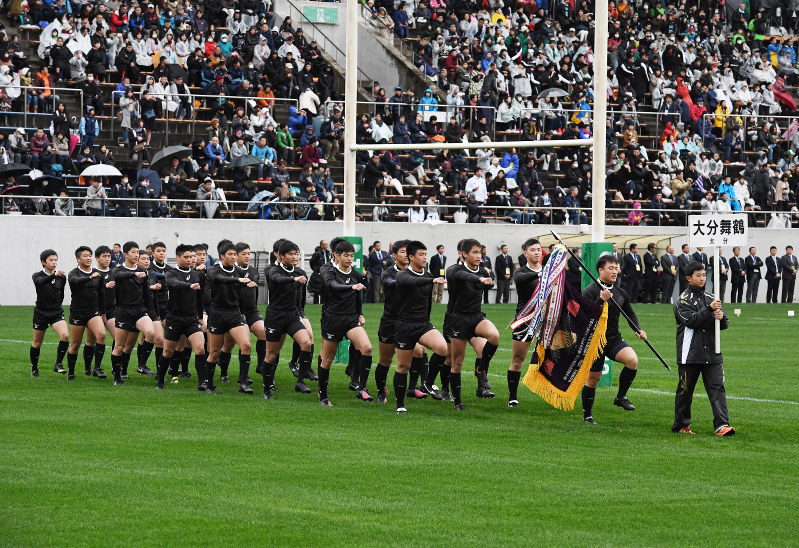 堂々と行進する大分舞鶴の選手たち