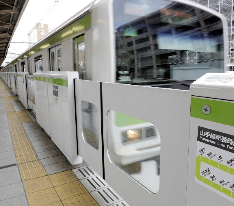 2011年1月に視覚障害者が転落して亡くなったJR山手線目白駅には、事故後にホームドアが設置された=東京都豊島区で、内藤絵美撮影