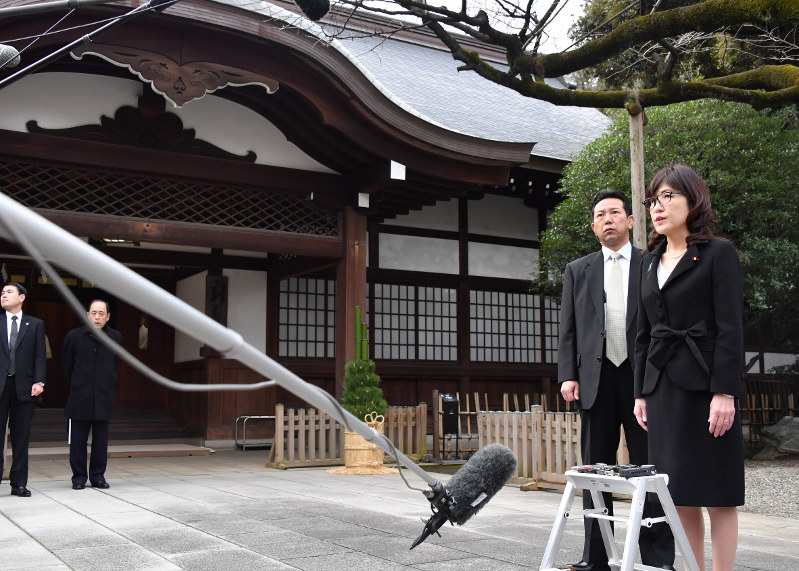 靖国神社での参拝を終えて報道陣の取材に応じる稲田朋美防衛相(右端)=東京都千代田区の靖国神社で2016年12月29日午前8時19分、宮間俊樹撮影