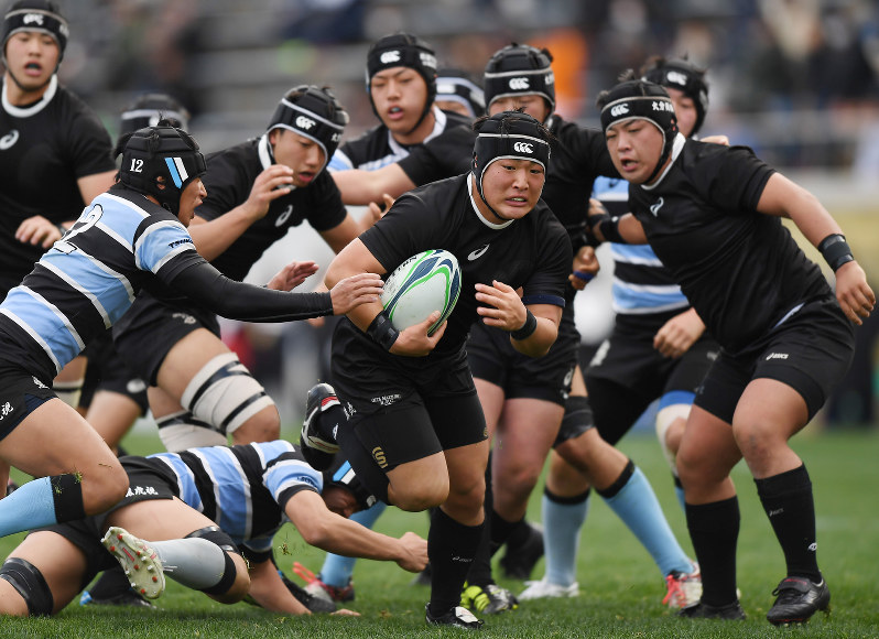 【茗渓学園-大分舞鶴】前半、相手タックルをかわし突進する大分舞鶴の選手たち