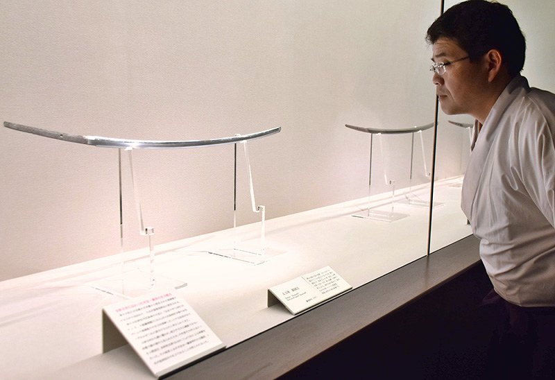 新たに確認された延寿国吉作の太刀(左)=奈良市の春日大社国宝殿で、日向梓撮影