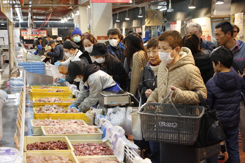 ２０１６歳末点描 迎春準備にぎわう 直方 びっくり市 福岡 毎日新聞