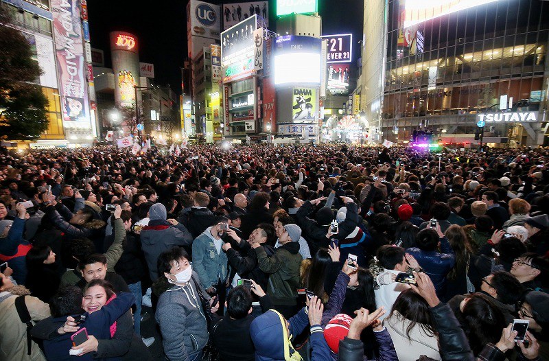 渋谷駅前 ハッピーニューイヤー 多言語飛び交う 写真特集2 10 毎日新聞