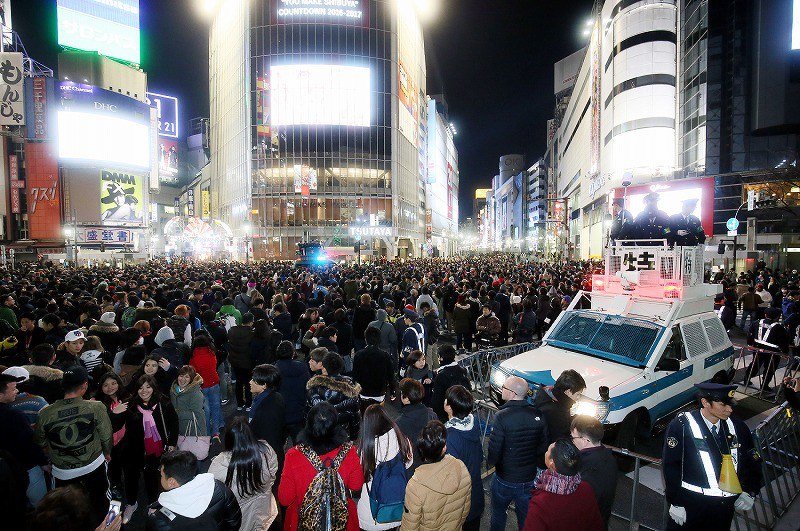 渋谷駅前 ハッピーニューイヤー 多言語飛び交う 写真特集4 10 毎日新聞