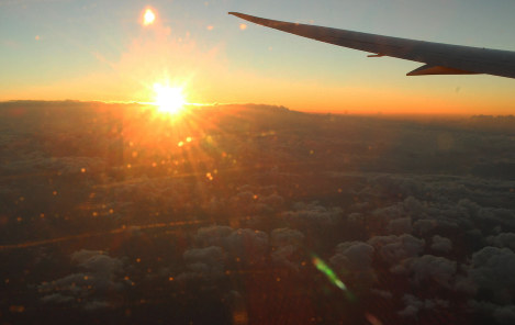 日本航空の「初日の出・初富士フライト」から見た２０１７年の初日の出＝千葉県館山市上空で、２０１７年１月１日午前６時４０分すぎ、黒川将光撮影