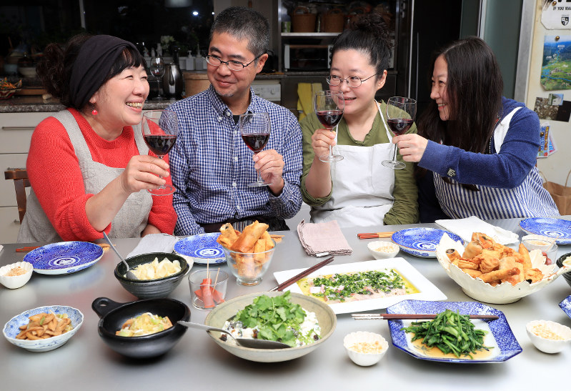 おんなのしんぶん おかん飯 西原理恵子と枝元なほみ うみゃーうみゃー編 今回の料理 メンマのつまみ パン粉炒め 写真特集17 18 毎日新聞