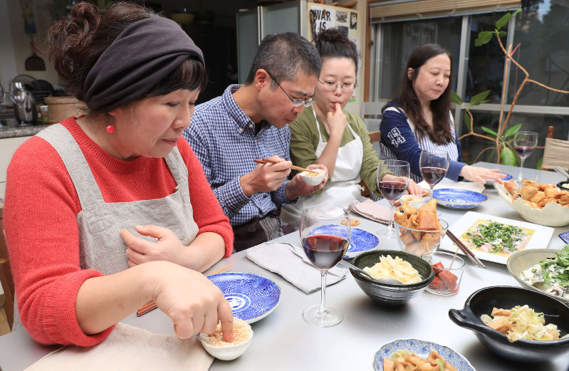 おんなのしんぶん おかん飯 西原理恵子と枝元なほみ うみゃーうみゃー編 今回の料理 メンマのつまみ パン粉炒め 写真特集18 18 毎日新聞