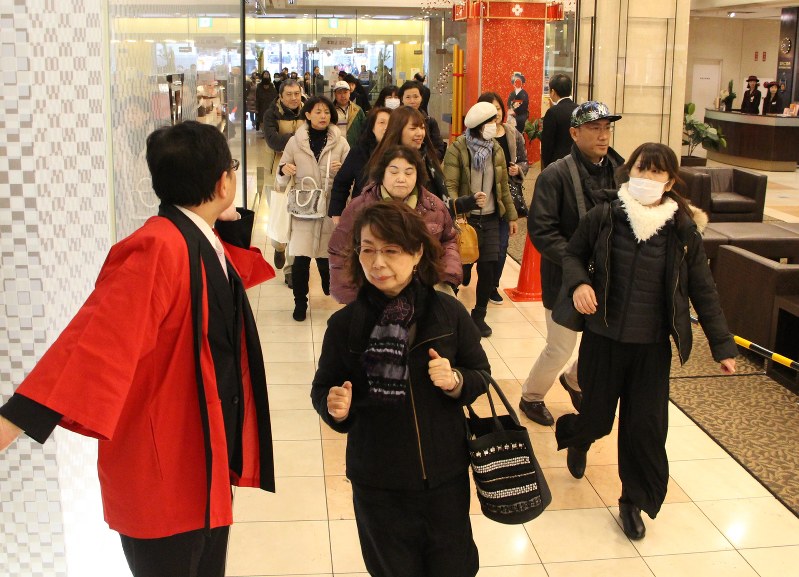 初売り ５５００人の列 小倉井筒屋 福岡 毎日新聞