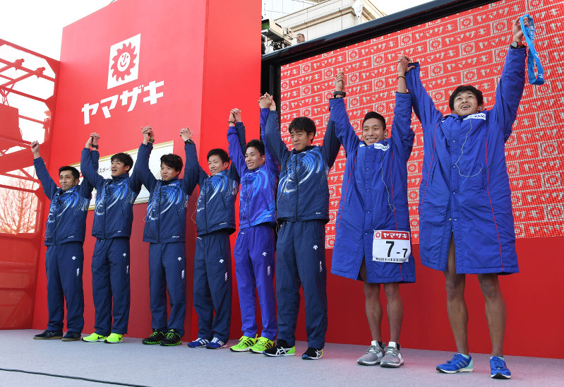 優勝し客席に向かって手を上げる市田孝(左から5人目)、市田宏(同7人目)ら旭化成の選手たち=徳野仁子撮影