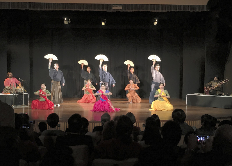 「タブラ」(左端)と「シタール」(右端)の調べに乗せて、インドの伝統舞踊「カタック」の舞踊家と一緒に演舞する「五耀會」のメンバー=インド・ニューデリーの「チンマヤ・ミッション」ホールで2016年12月10日