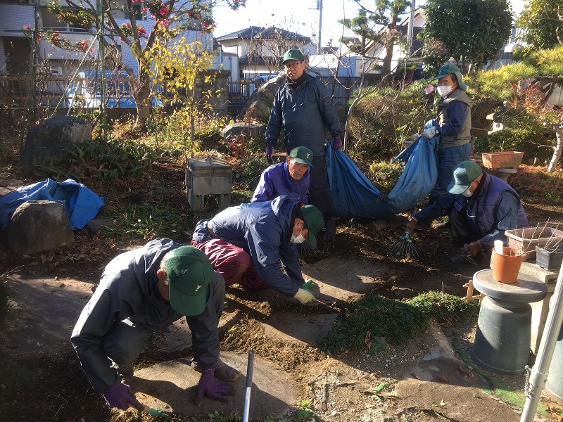 ていねいな草むしりの仕事ぶりが評判を呼んでいる=前橋市内で2016年12月8日