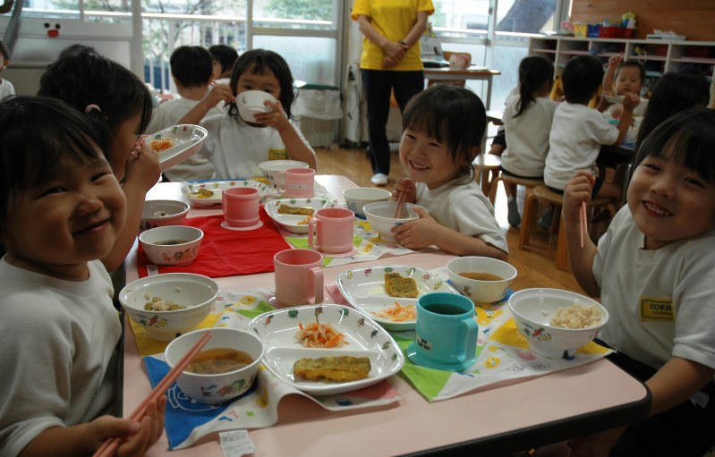 食物アレルギーの主な原因食材を除いた「なかよし給食」をそろって食べる園児たち=大阪府門真市で2015年9月10日