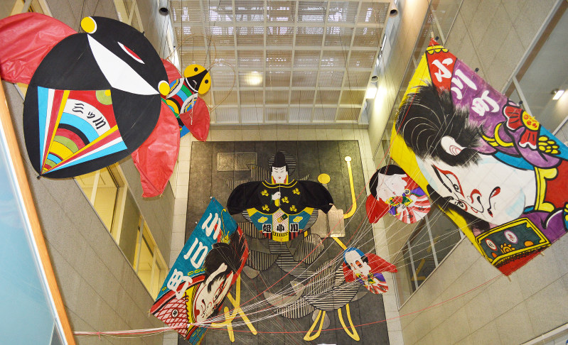展示 安城市中央図書館に舞う４４枚 地域伝統の桜井凧など 愛知