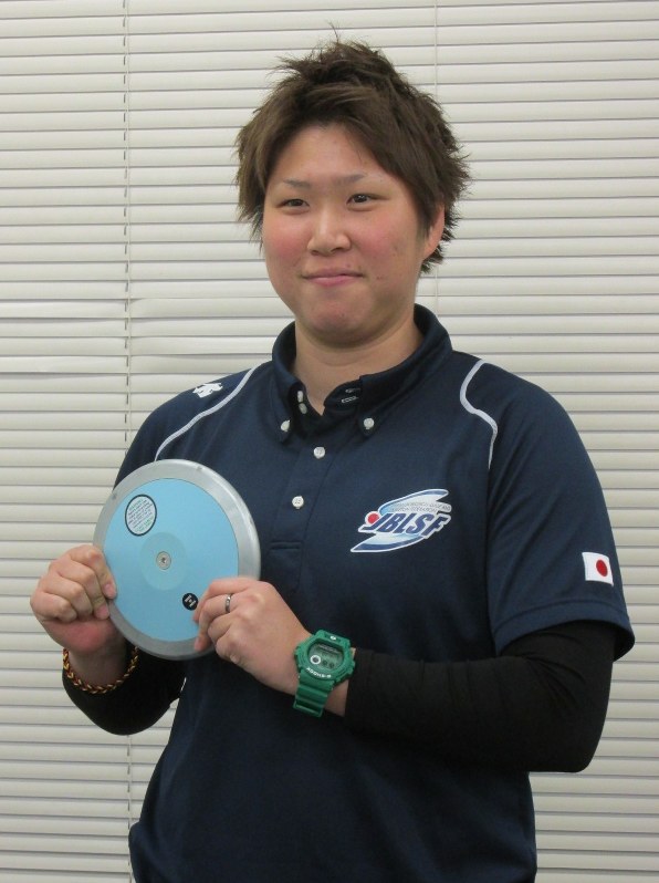 競技用の円盤を手に、夏冬五輪出場への意欲を語る日下選手
