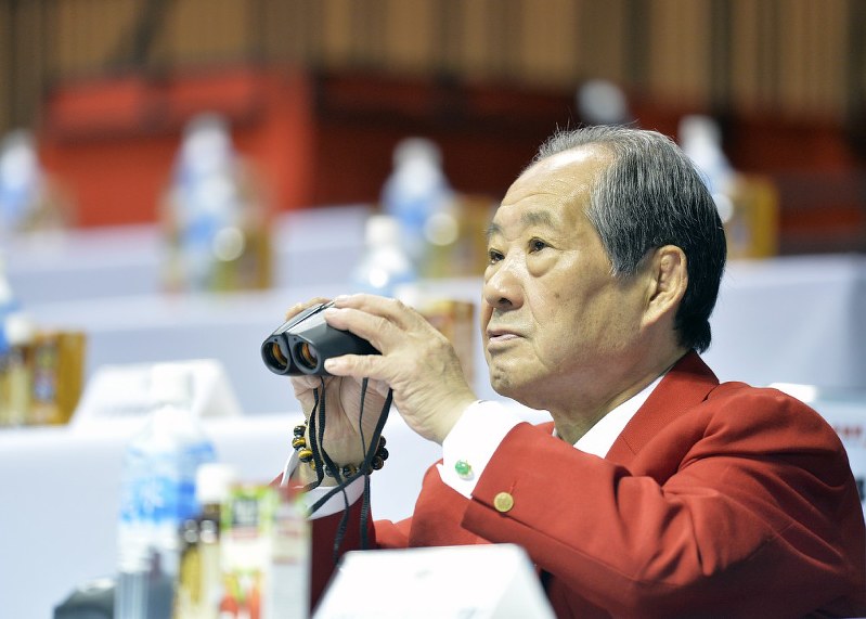 昨年末に行われた全日本レスリング選手権でマットを見つめる東京五輪レスリング金メダリストの渡辺長武さん=東京・代々木第2体育館で、猪飼健史撮影