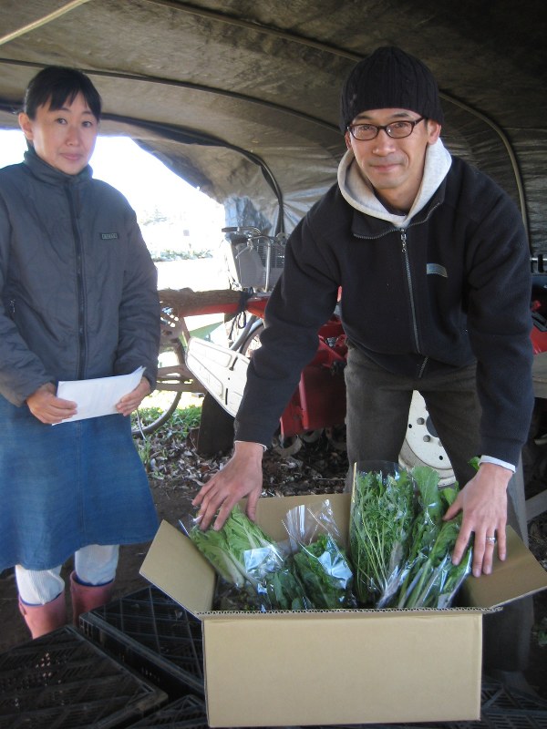 野菜の宅配セットには井垣さん夫妻の思いが込められている=瑞穂町内で