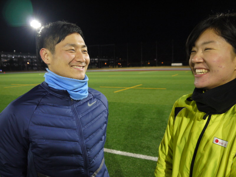 練習前、談笑する下稲葉耕己代表(左)と松本春菜選手。松本選手が盲学校中等部2年の時から約9年間、師弟関係が続いている=浦安市運動公園陸上競技場で