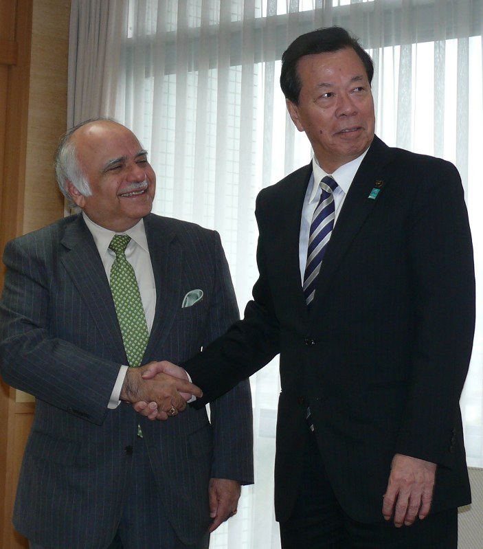 握手を交わす比良竜虎社長(左)と松井三郎市長=掛川市役所で